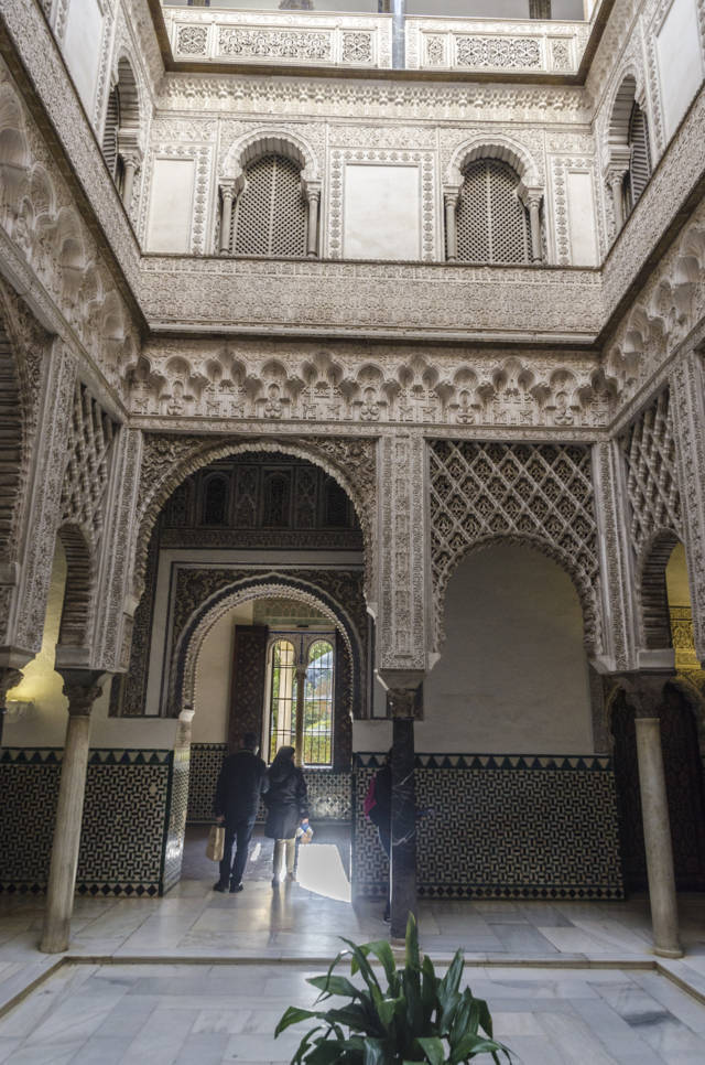 Sevilla 119 - Real Álcazar - Palacio del Rey Don Pedro - Patio de Las Muñecas.jpg